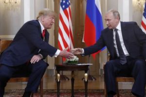 Misterul mâinii întinse şi al scatoalcei lui Trump pentru Putin