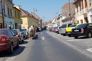 FOTO – Cu căruţa la plimbare prin centrul istoric al Sibiului. Și pe interzis!