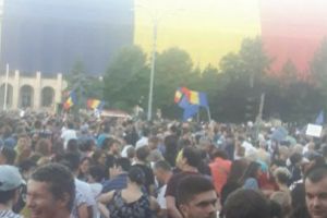 INCIDENT INCREDIBIL! Jandarm UMILIT DE PROTESTATARI! Colegii lui nu au INTERVENIT