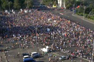 LIVE VIDEO – Incidente la Mitingul Diasporei din Bucureşti. La Sibiu protestul începe în faţă la ”Dumbrava”