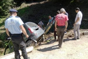 BUCEGI: Un autoturism în care se aflau 5 persoane s-a răstunat într-o râpă – VIDEO