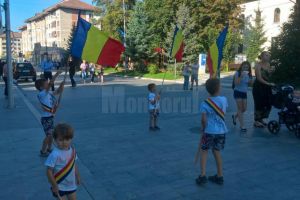 Protest cu steaguri în faţa Prefecturii Suceava