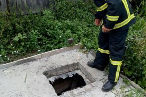 ULTIMĂ ORĂ: Căţel salvat după ce a căzut într-o fosă septică