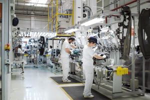 Producătorul de componente auto Faurecia caută 160 de oameni pentru fabrica din Budeşti, Vâlcea