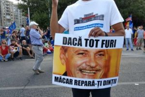 În faţa Guvernului protestează peste 20.000 de manifestanţi. Jandarmeria a adus un tun cu apă. Zeci de persoane rănite