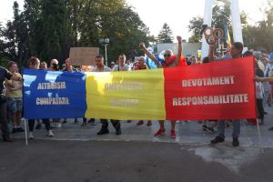 250 de protestatari în faţa prefecturii