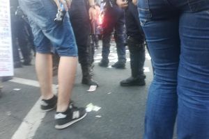 FOTO Niste NESIMTITI au aruncat cu bani în jandarmi şi au scandat „Jandarmeria apără hoţia”