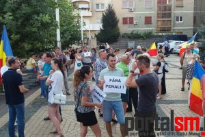 FOTOGALERIE. Protest în centrul Sătmarului. Zeci de oameni au scandat împotriva Guvernului