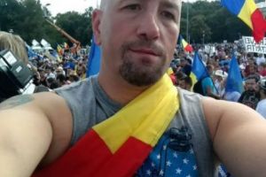 Un şerif american, de origine română, protestează la Bucureşti