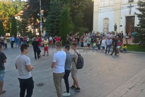 Câteva sute de suceveni s-au solidarizat vineri seară cu mitingul diasporei de la Bucureşti