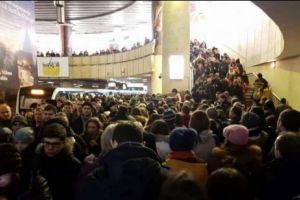 MITING DIASPORA: Staţia de metrou Piaţa Victoriei închisă începând cu ora 22.00. Violenţe fără precedent în piaţă 