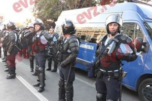 Avertisment pentru cei care se lasă manipulaţi de INSTIGATORI: Atunci când li se vor cere să plece acasă la ora 23:00, şi vor refuza intră în conflict cu jandarmii