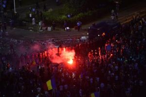 Piaţa Victoriei, evacuată în forţă. Două arme de foc furate de la jandarmi, peste 270 de răniţi! (VIDEO)