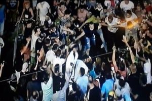 FEMEIA JANDARM PARALIZATA PE VIATA? - HULIGANII au VANDALIZAT Piata Victoriei! - Imaginile DEZASTRULUI. INCENDII – MASINI SPARTE – MUZEUL ANTIPA DISTRUS.