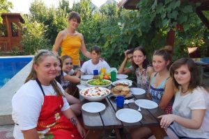 Despre familia tradiţională, cu Carla Popa: Cinci sute de copii vor afla la ce folosesc mieiul şi grâul