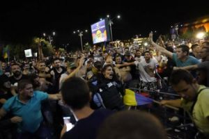 Femeie-jandarm, smulsa din duba si batuta de zeci de manifestanti. Tanara are coloana rupta si se lupta pentru viata ei