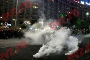 Miting Diaspora. Jandarmeria a intervenit în forţă cu tunurile de apă. O FEMEIE JANDARM, aproape linşată de mulţime. Peste 400 de INTERVENȚII MEDICALE | UPDATE şi LIVE VIDEO