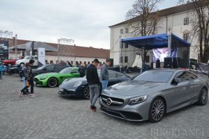 Cetate între roţi: Deşi Regulamentul interzice, Cetatea Oradea e asaltată de maşini