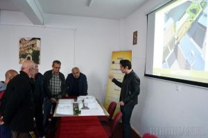 Regenerare cu buldozerul: Proprietarii caselor din strada Lisabonei se opun demolării lor (FOTO)
