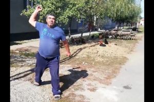 CIRC pe uliţă! Tânăr lovit cu piatra în timp ce filma. „Lasă numa’ lasă!” (VIDEO)