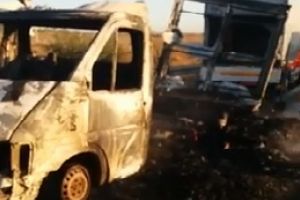 Coincidenţă BIZARĂ şi PANICĂ pe autostradă! Două autovehicule AU LUAT FOC în decurs de 30 de minute, aproape în acelaşi loc