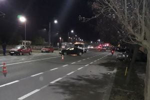 ACCIDENT pe strada Pădurii. O maşină condusă de un bărbat aparent turmentat a distrus un zid din beton