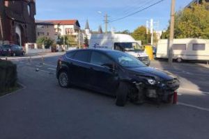 O şoferiţă a rupt stâlpii metalici din faţa Casei Radio. E ziua şi accidentul - FOTO
