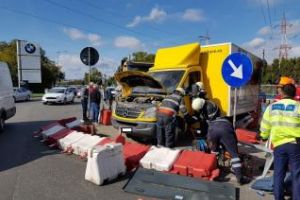 Accident cu trei maşini la sensul giratoriu de lângă reprezentanţa BMW Floreşti. O persoană a ajuns la spital FOTO