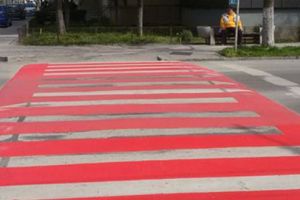Trecerile de pietoni din municipiul Deva, semnalizate cu marcaje rutiere antiderapante