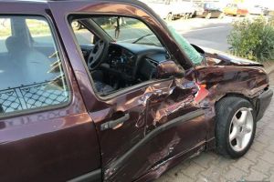 FOTO/ UPDATE: Accident rutier în Alba Iulia – Trei persoane rănite uşor după o coliziune între un autobuz şi un autoturism, într-o intersecţie