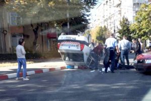 Şoferul Skodei care a răsturnat poliţia s-a ales cu dosar penal