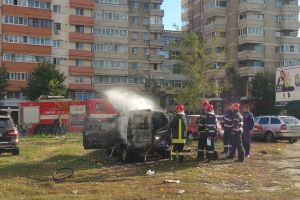 O maşină a luat foc lângă fostul Teatru de animaţie