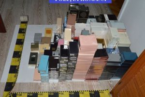 Poliţiştii au confiscat peste 280 de parfumuri contrafăcute. Cinci bărbaţi sunt cercetaţi