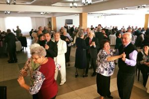 Petrecere pentru vârsta a treia organizată de Primăria Bistriţa. Mesaj pro familia tradiţională