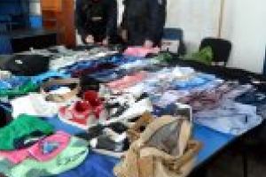 Patru persoane cu varsta intre 19 si 47 de ani vindeau haine din portbagajul unui autoturism