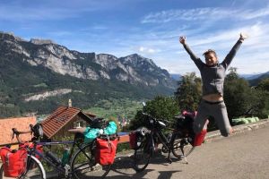 Un navodarean si iubita lui parcurg 3.500 de kilometri pe bicicleta pentru a trage un semnal de alarma! Cum ii poti ajuta (galerie foto) 