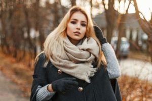 Cum poţi purta trenciul la birou, în oraş, dar şi în zilele friguroase