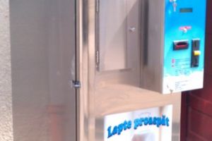 Proprietari a două automate de vânzare a laptelui, amendaţi de DSVSA