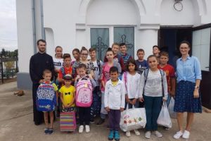 La Petrăchioaia, şi elevii sărmani au început şcoala cu ghiozdane şi rechizite noi