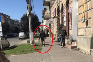 FOTO. Un boschetar agresează trecătorii din Satu Mare. Nici urmă de poliţie