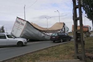 FOTO. TIR ce se îndrepta spre Satu Mare, rupt în două, în timpul mersului