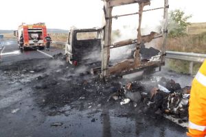 FOTO Două maşini în flăcări  pe A1 Sibiu- Sebeş. Una a ars complet
