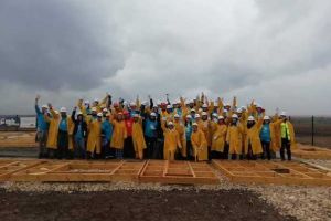 Lecţii practice de solidaritate la Cumpăna: trei voluntari ai ISU Teleorman participă la acţiunea de construire accelerată de locuinţe pentru familiile lovite de inundaţii