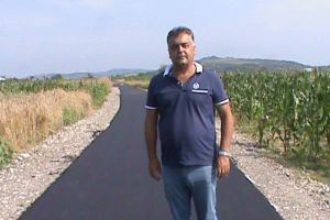 Primarul comunei Orleşti, Constantin Cîrstina, doreşte continuarea programului de amenajare de trotuare