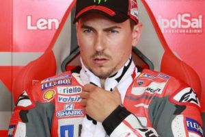 MotoGP. Jorge Lorenzo, transportat la SPITAL! Motocicleta spaniolului, făcută bucăţi | VIDEO
