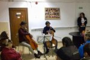 Cea de-a VII-a editie a campaniei „Flori pentru Suflet” aduce o noua poveste in viata seniorilor de la caminul Gavana: daruri, muzica si atelier de aranjamente florale