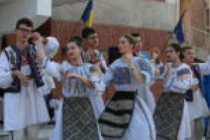 Cântecul şi jocul popular unesc! Tinerii din Muncitoresc, implicaţi într-un proiect social