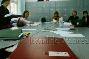 VIDEO: Pentru că nu mai are bani de salarii, Ministerul Educaţiei dă afară peste 4.300 de profesori. Care e situaţia în Vrancea