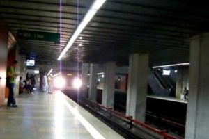 Alerta la metrou! Femeie, prinsa intre garnitura de metrou si peron
