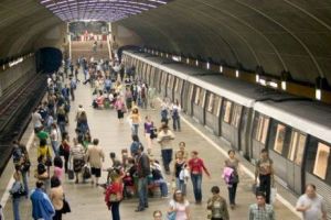 TRAGEDIE LA METROU! Pasager lovit de garnitura de tren. Circulaţie OPRITĂ